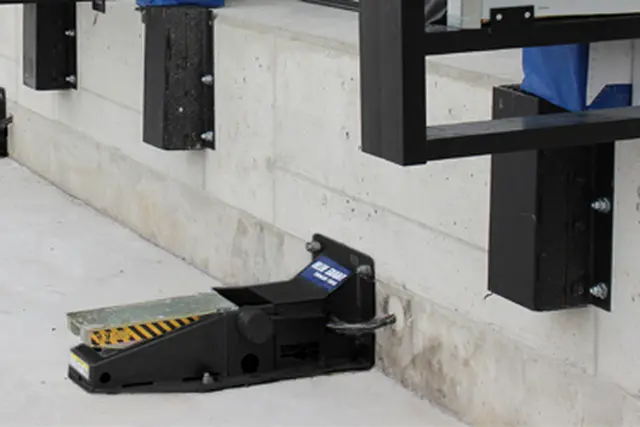 Loading dock vehicle restraints