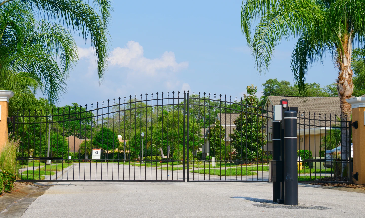 Double swinging gate